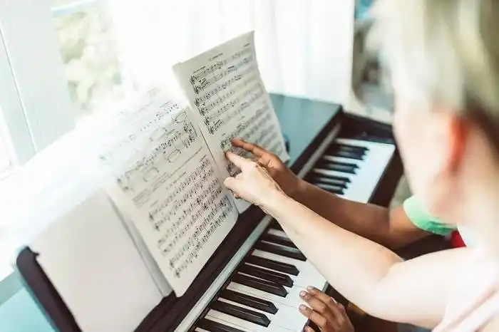 Le solfège (formation musicale) est-il obligatoire pour apprendre un instrument ?